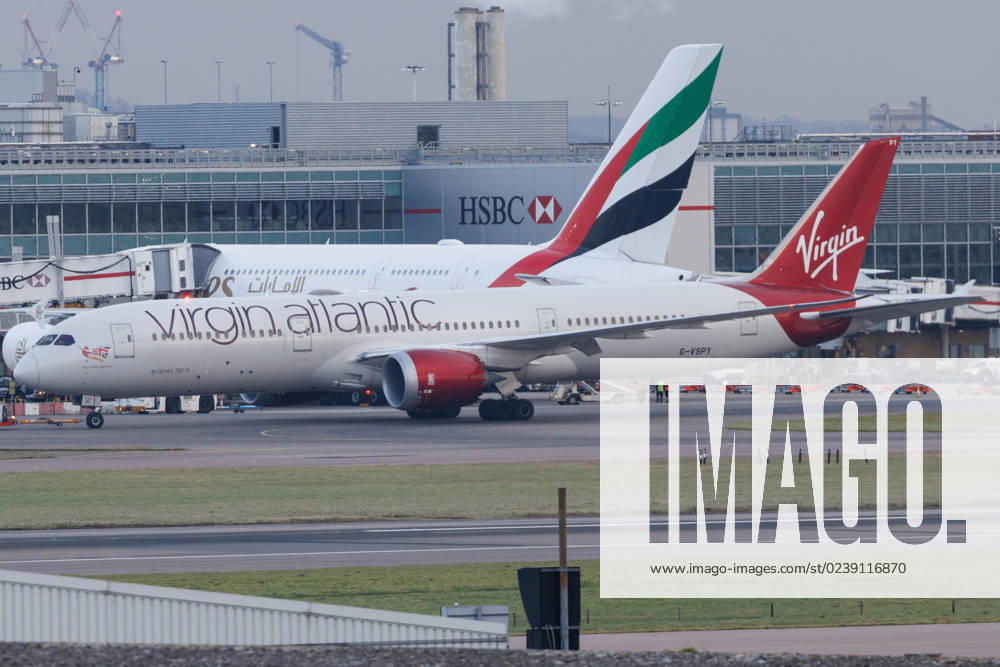 Die Boeing 787-9 Dreamliner (B789) der Fluglinie Virgin Atlantic (VS VIR) mit der Registrierung G-VSPY (MSN: 37973) rollt am Flughafen London Heathrow Airport (EGLL LHR). London Greater London Vereinigtes Königreich