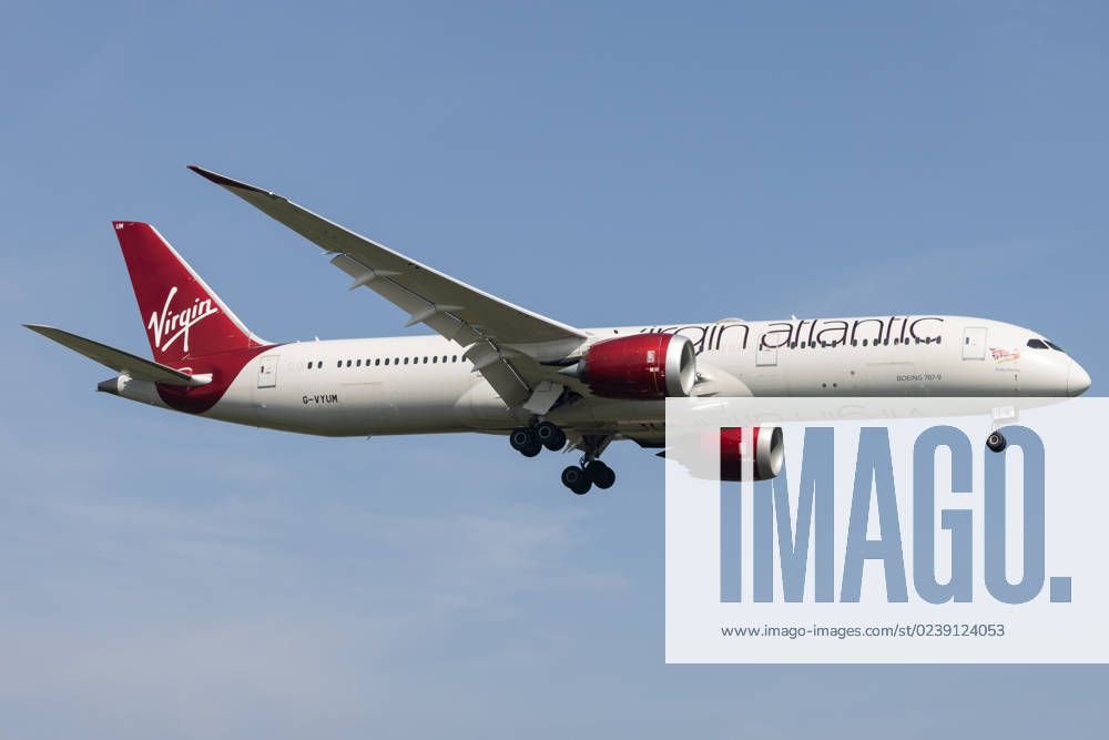 Die Boeing 787-9 Dreamliner (B789) der Fluglinie Virgin Atlantic (VS VIR) mit der Registrierung G-VYUM (MSN: 37970) landet am Flughafen London Heathrow Airport (EGLL LHR). London Greater London Vereinigtes Königreich