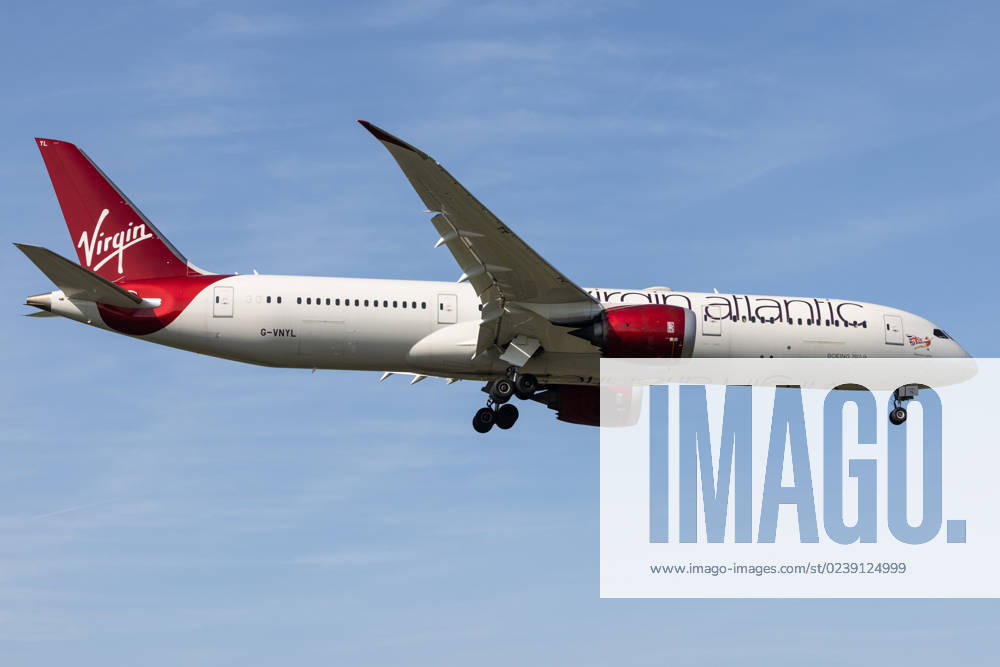 Die Boeing 787-9 Dreamliner (B789) der Fluglinie Virgin Atlantic (VS VIR) mit der Registrierung G-VNYL (MSN: 37981) landet am Flughafen London Heathrow Airport (EGLL LHR). London Greater London Vereinigtes Königreich