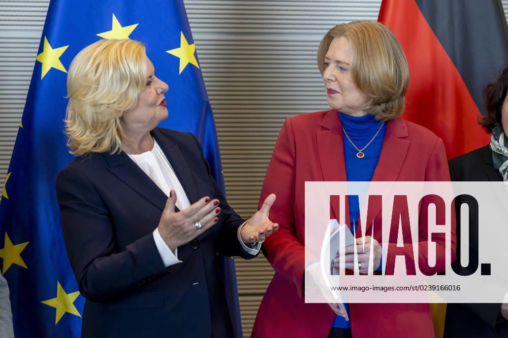 Uebergabe des Jahresberichts 2022 der Wehrbeauftragten des Deutschen Bundestages, Dr. Eva Hoegl, SPD, MdB, an Bundestagspraesidentin Baerbel Bas, SPD, MdB. Berlin Deutschland