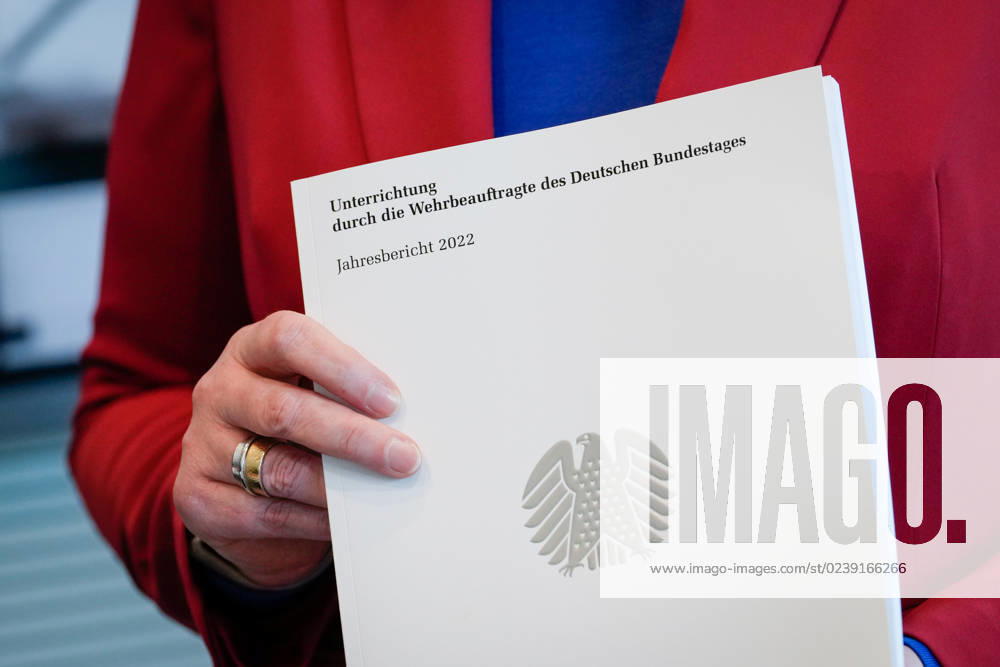 Uebergabe des Jahresberichtes 2022 der Wehrbeauftragen im Deutschen Bundestag Aktuell,14.03.2023, Berlin, Bundestagspraesidentin Baerbel Bas haelt den Jahresberichtes 2022 der Wehrbeauftragen in der Hand im Deutschen Bundestag Berlin Berlin Deutschland