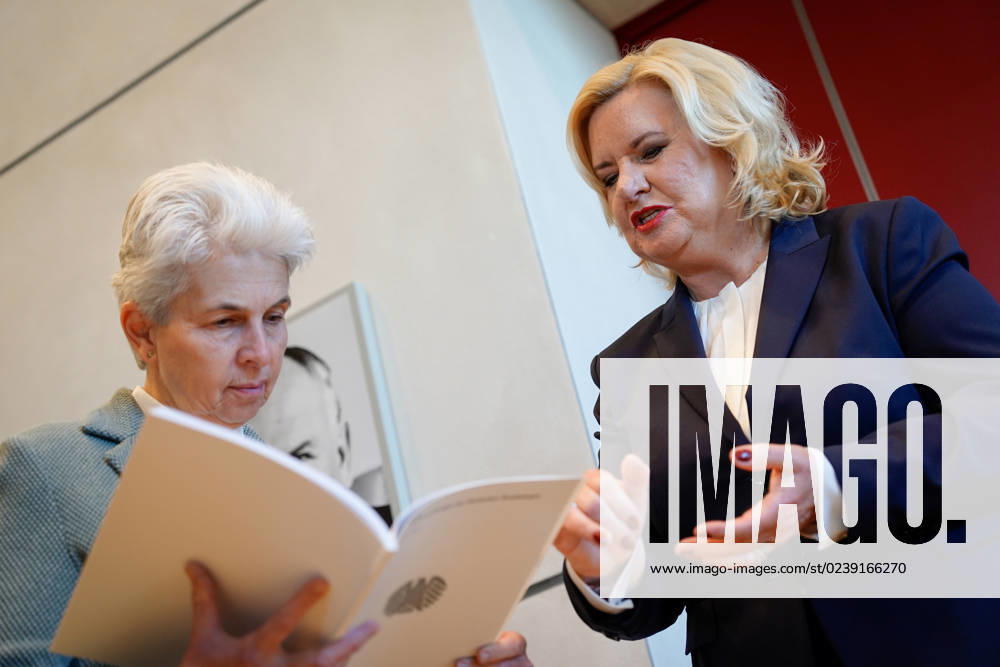 Uebergabe des Jahresberichtes 2022 der Wehrbeauftragen im Deutschen Bundestag Aktuell,14.03.2023, Berlin, Eva Hoegl, Wehrbeauftragte des Deutschen Bundestages im Gespraech mit Marie-Agnes Strack-Zimmermann bei der Uebergabe des Jahresberichtes 2022 der Wehrbeauftragen im Deutschen Bundestag Berlin Berlin Deutschland