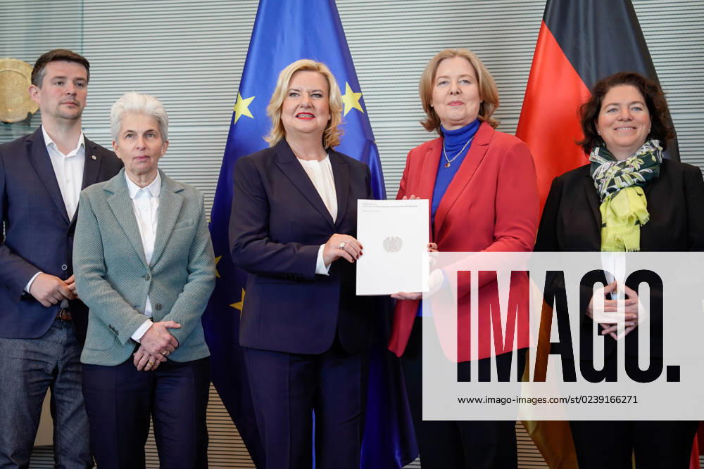 Uebergabe des Jahresberichtes 2022 der Wehrbeauftragen im Deutschen Bundestag Aktuell,14.03.2023, Berlin, Eva Hoegl, Wehrbeauftragte bei der Uebergabe des Jahresberichtes 2022 der Wehrbeauftragen an die Bundestagspraesidentin Baerbel Bas im Deutschen Bundestag mit Marie-Agnes Strack-Zimmermann Berlin Berlin Deutschland