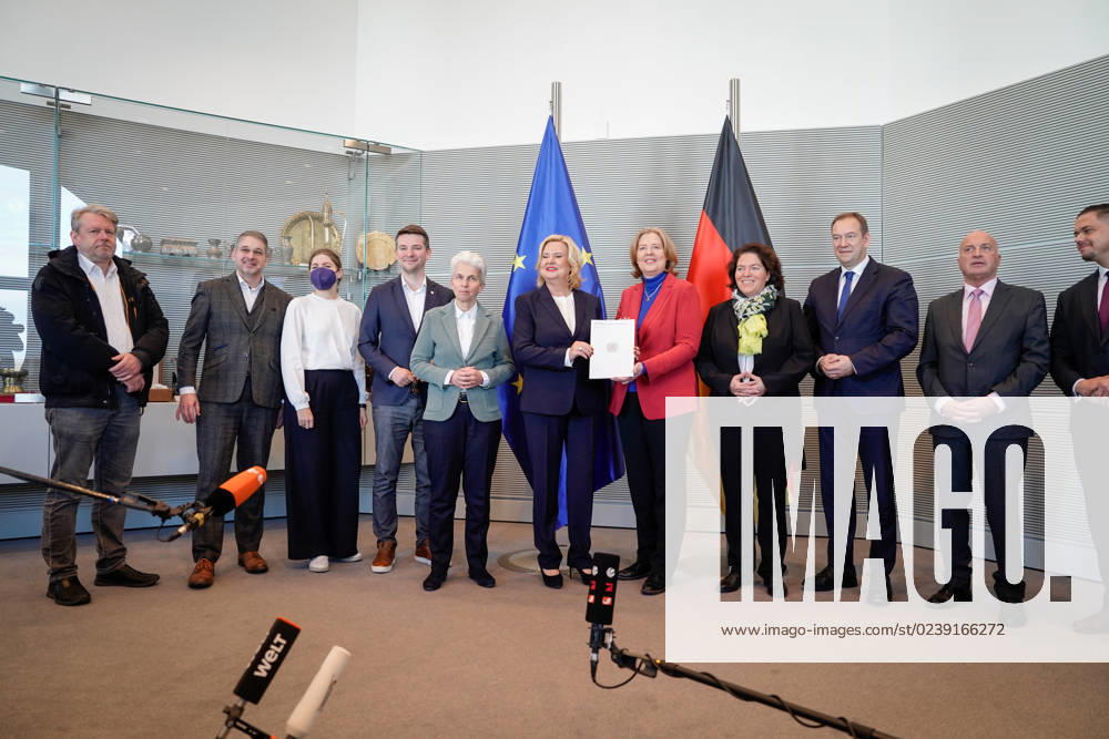 Uebergabe des Jahresberichtes 2022 der Wehrbeauftragen im Deutschen Bundestag Aktuell,14.03.2023, Berlin, Gruppenbild bei der Uebergabe des Jahresberichts 2022 durch Eva Hoegl, Wehrbeauftragte an die Bundestagspraesidentin Baerbel Bas im Deutschen Bundestag Berlin Berlin Deutschland