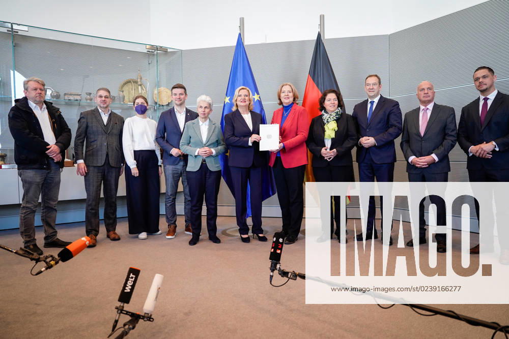 Uebergabe des Jahresberichtes 2022 der Wehrbeauftragen im Deutschen Bundestag Aktuell,14.03.2023, Berlin, Gruppenbild bei der Uebergabe des Jahresberichts 2022 durch Eva Hoegl, Wehrbeauftragte an die Bundestagspraesidentin Baerbel Bas im Deutschen Bundestag Berlin Berlin Deutschland