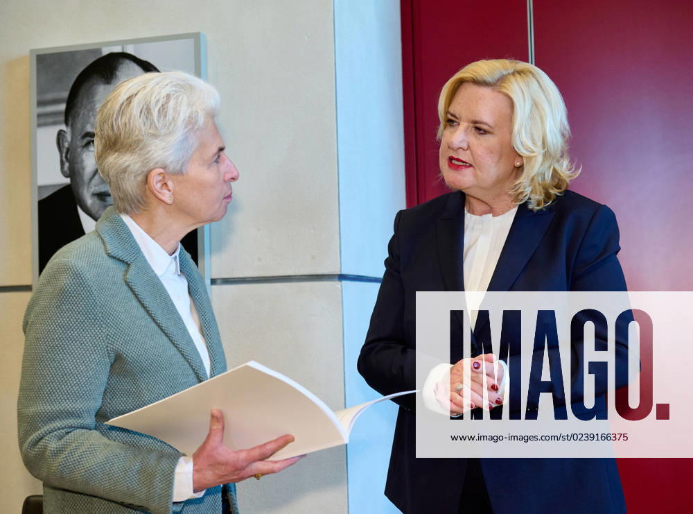 Wehrbericht 2022: Marie-Agner Strack-Zimmermann + Eva Högl Deutschland, Berlin, 14.03.2023: Die Wehrbeauftragte des Deutschen Bundestages, Eva Högl, übergibt den Jahresbericht 2022 an die Bundestagspräsidentin Bärbel Bas. Eine aktuelle Bestandsaufnahme einer Mängelliste der Bundeswehr.