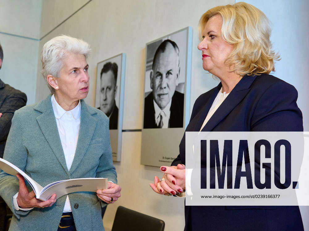 Wehrbericht 2022: Marie-Agner Strack-Zimmermann + Eva Högl Deutschland, Berlin, 14.03.2023: Die Wehrbeauftragte des Deutschen Bundestages, Eva Högl, übergibt den Jahresbericht 2022 an die Bundestagspräsidentin Bärbel Bas. Eine aktuelle Bestandsaufnahme einer Mängelliste der Bundeswehr.