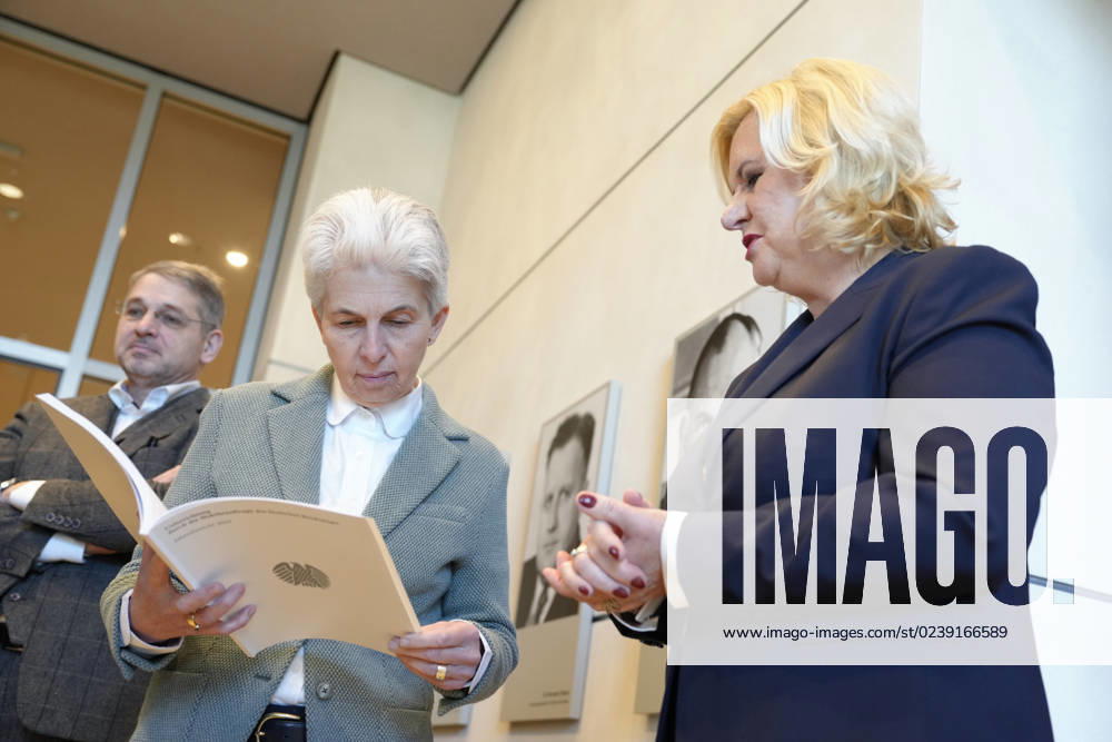 Uebergabe des Jahresbericht 2022 der Wehrbeauftragten an Bundestagspraesidentin Bas Aktuell,14.03.2023, Berlin, Marie-Agnes Strack-Zimmermann studiert gemeinsam mit Eva Hoegl der Wehrbeauftragte des Deutschen Bundestages den neuen Jahresberichtes 2022 der Wehrbeauftragten im Deutschen Bundestages Berlin Berlin Deutschland