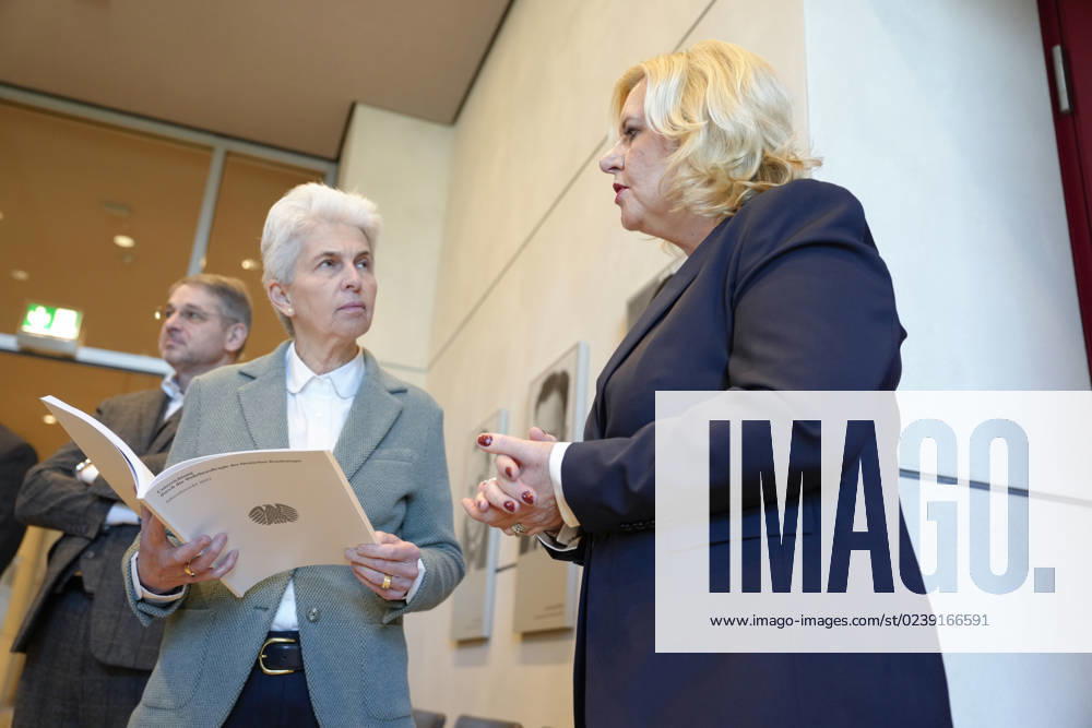 Uebergabe des Jahresbericht 2022 der Wehrbeauftragten an Bundestagspraesidentin Bas Aktuell,14.03.2023, Berlin, Marie-Agnes Strack-Zimmermann studiert gemeinsam mit Eva Hoegl der Wehrbeauftragte des Deutschen Bundestages den neuen Jahresberichtes 2022 der Wehrbeauftragten im Deutschen Bundestages Berlin Berlin Deutschland
