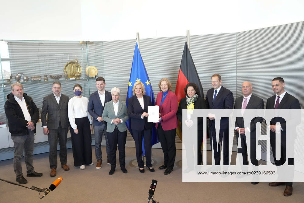 Uebergabe des Jahresbericht 2022 der Wehrbeauftragten an Bundestagspraesidentin Bas Aktuell,14.03.2023, Berlin, Eva Hoegl, Wehrbeauftragte des Deutschen Bundestages gemeinsam mit Bundestagspraesidentin Baerbel Bas und Abgeordneten bei der Uebergabe des Jahresberichtes 2022 der Wehrbeauftragten im Deutschen Bundestages Berlin Berlin Deutschland