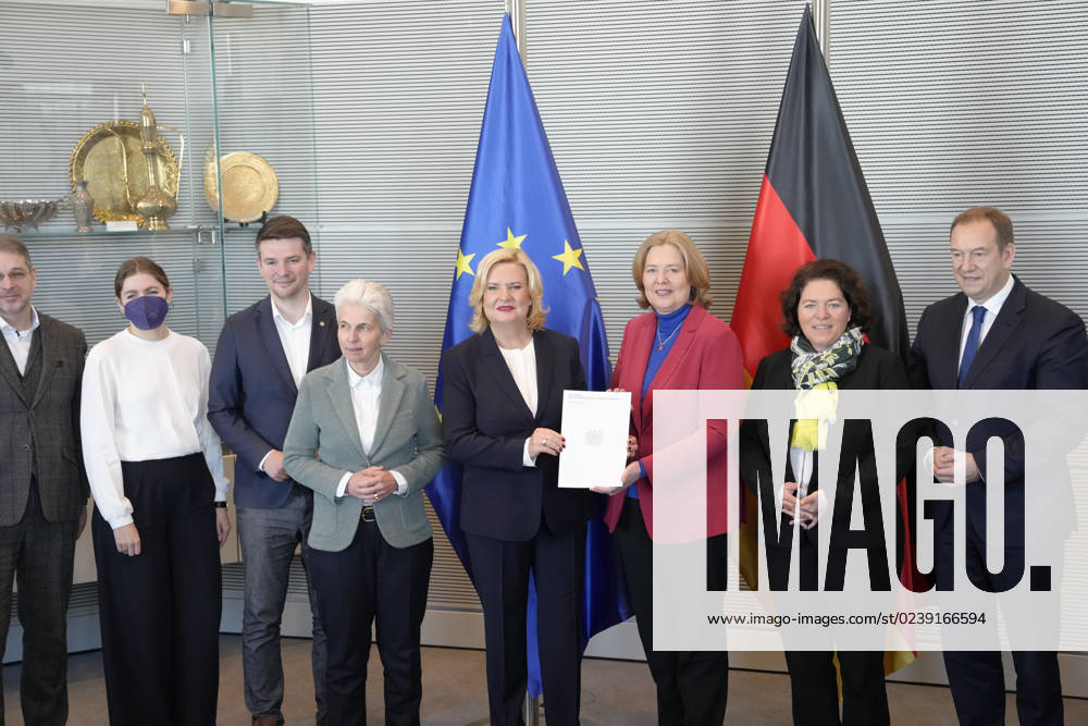 Uebergabe des Jahresbericht 2022 der Wehrbeauftragten an Bundestagspraesidentin Bas Aktuell,14.03.2023, Berlin, Eva Hoegl, Wehrbeauftragte des Deutschen Bundestages gemeinsam mit Bundestagspraesidentin Baerbel Bas und Abgeordneten bei der Uebergabe des Jahresberichtes 2022 der Wehrbeauftragten im Deutschen Bundestages Berlin Berlin Deutschland