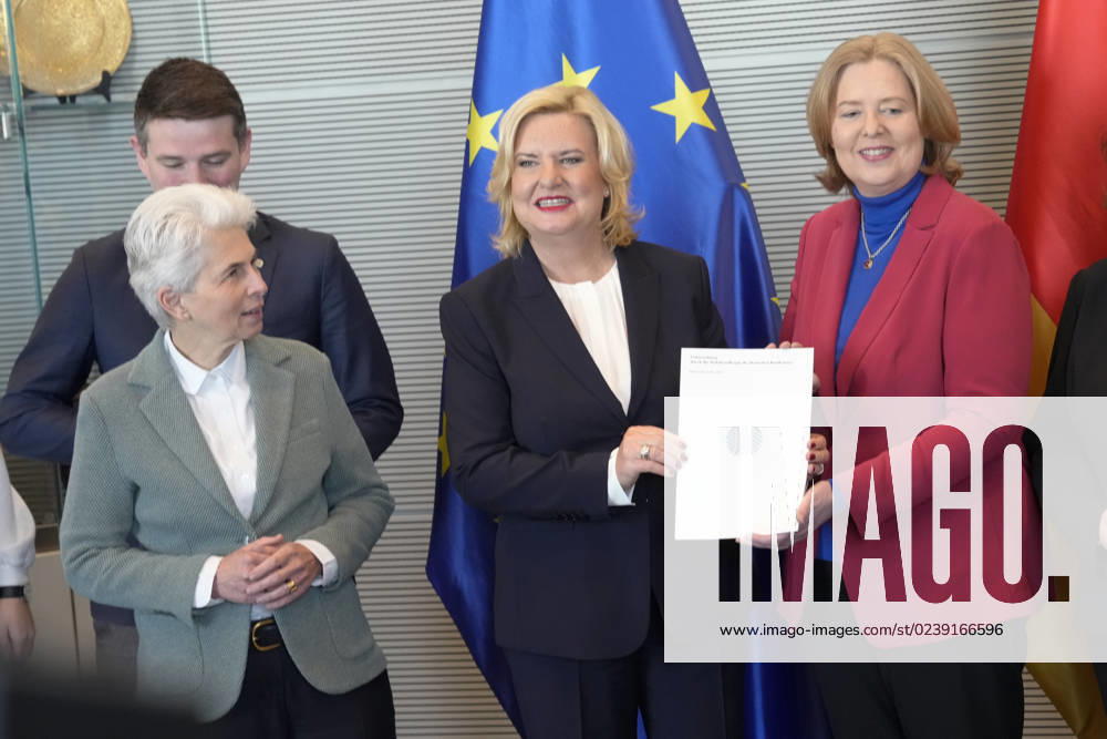 Uebergabe des Jahresbericht 2022 der Wehrbeauftragten an Bundestagspraesidentin Bas Aktuell,14.03.2023, Berlin, Eva Hoegl, Wehrbeauftragte des Deutschen Bundestages gemeinsam mit Bundestagspraesidentin Baerbel Bas bei der Uebergabe des Jahresberichtes 2022 der Wehrbeauftragten im Deutschen Bundestag Berlin Berlin Deutschland