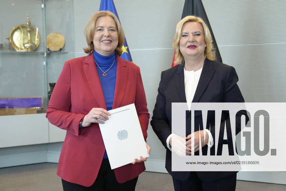 Uebergabe des Jahresbericht 2022 der Wehrbeauftragten an Bundestagspraesidentin Bas Aktuell,14.03.2023, Berlin, Eva Hoegl, Wehrbeauftragte des Deutschen Bundestages gemeinsam mit Bundestagspraesidentin Baerbel Bas bei der Uebergabe des Jahresberichtes 2022 der Wehrbeauftragten m Deutschen Bundestag Berlin Berlin Deutschland