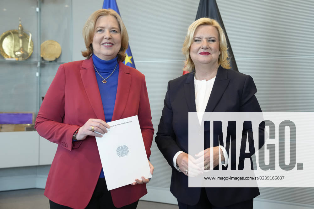 Uebergabe des Jahresbericht 2022 der Wehrbeauftragten an Bundestagspraesidentin Bas Aktuell,14.03.2023, Berlin, Eva Hoegl, Wehrbeauftragte des Deutschen Bundestages gemeinsam mit Bundestagspraesidentin Baerbel Bas bei der Uebergabe des Jahresberichtes 2022 der Wehrbeauftragten m Deutschen Bundestag Berlin Berlin Deutschland