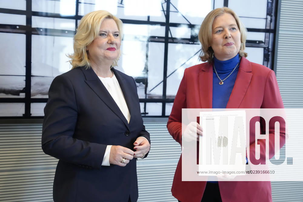 Uebergabe des Jahresbericht 2022 der Wehrbeauftragten an Bundestagspraesidentin Bas Aktuell,14.03.2023, Berlin, Eva Hoegl, Wehrbeauftragte des Deutschen Bundestages gemeinsam mit Bundestagspraesidentin Baerbel Bas bei der Uebergabe des Jahresberichtes 2022 der Wehrbeauftragten m Deutschen Bundestag Berlin Berlin Deutschland