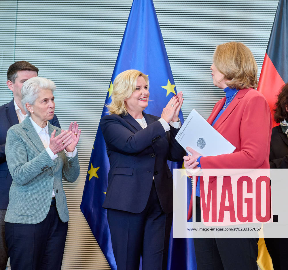 Wehrbericht 2022: Marie-Agner Strack-Zimmermann + Eva Högl + Bärbel Bas Deutschland, Berlin, 14.03.2023: Die Wehrbeauftragte des Deutschen Bundestages, Eva Högl, übergibt den Jahresbericht 2022 an die Bundestagspräsidentin Bärbel Bas. Eine aktuelle Bestandsaufnahme einer Mängelliste der Bundeswehr.