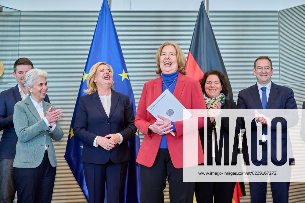 Wehrbericht 2022: Marie-Agner Strack-Zimmermann + Eva Högl + Bärbel Bas Deutschland, Berlin, 14.03.2023: Die Wehrbeauftragte des Deutschen Bundestages, Eva Högl, übergibt den Jahresbericht 2022 an die Bundestagspräsidentin Bärbel Bas. Eine aktuelle Bestandsaufnahme einer Mängelliste der Bundeswehr.