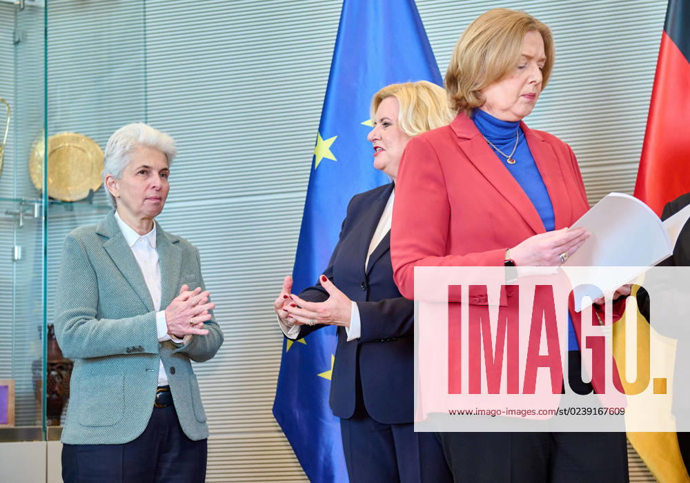 Wehrbericht 2022: Marie-Agner Strack-Zimmermann + Eva Högl + Bärbel Bas Deutschland, Berlin, 14.03.2023: Die Wehrbeauftragte des Deutschen Bundestages, Eva Högl, übergibt den Jahresbericht 2022 an die Bundestagspräsidentin Bärbel Bas. Eine aktuelle Bestandsaufnahme einer Mängelliste der Bundeswehr.