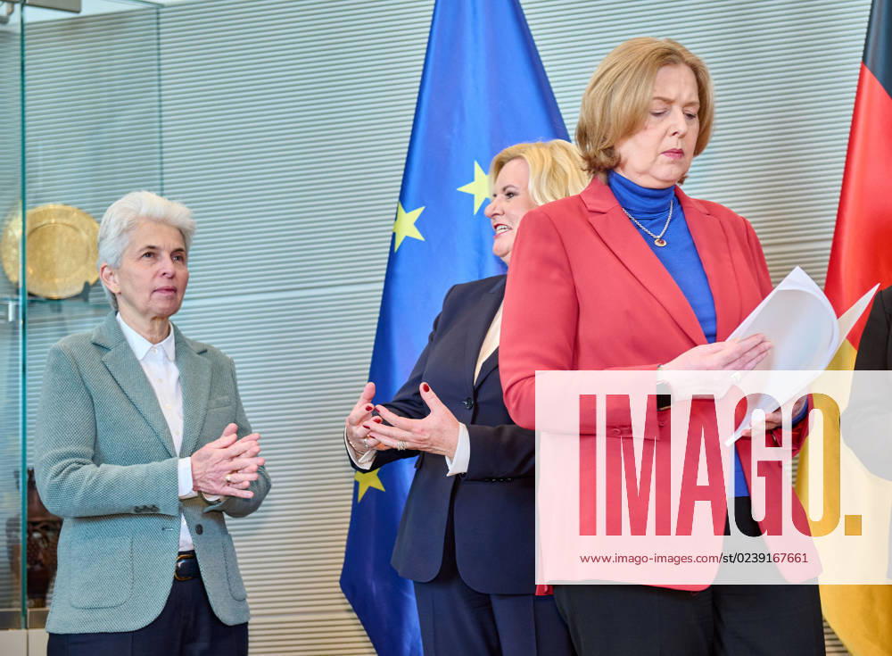 Wehrbericht 2022: Marie-Agner Strack-Zimmermann + Eva Högl + Bärbel Bas Deutschland, Berlin, 14.03.2023: Die Wehrbeauftragte des Deutschen Bundestages, Eva Högl, übergibt den Jahresbericht 2022 an die Bundestagspräsidentin Bärbel Bas. Eine aktuelle Bestandsaufnahme einer Mängelliste der Bundeswehr.