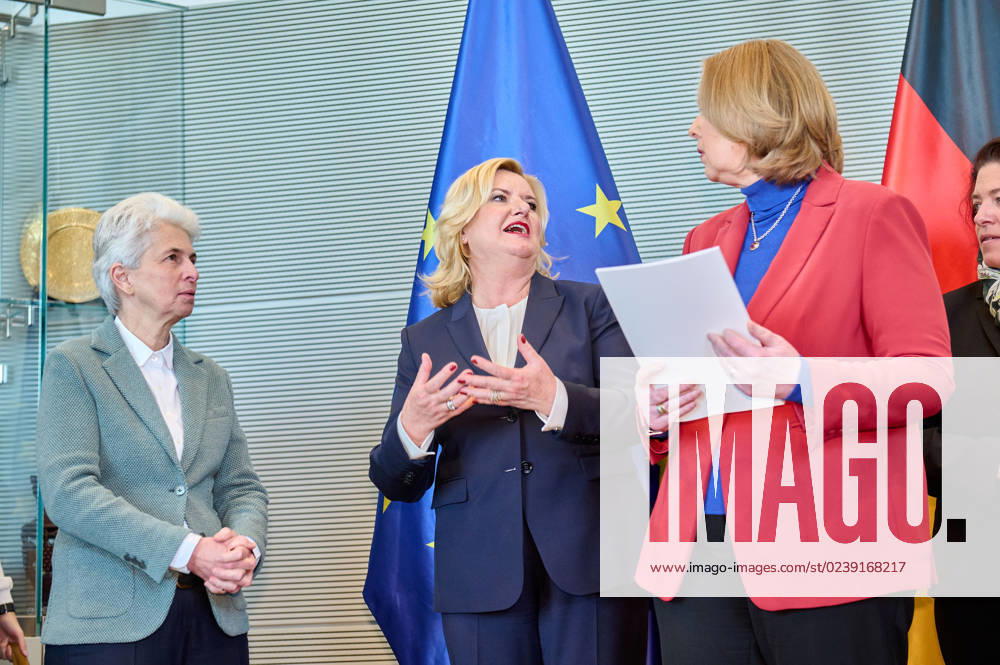 Wehrbericht 2022: Marie-Agner Strack-Zimmermann + Eva Högl + Bärbel Bas Deutschland, Berlin, 14.03.2023: Die Wehrbeauftragte des Deutschen Bundestages, Eva Högl, übergibt den Jahresbericht 2022 an die Bundestagspräsidentin Bärbel Bas. Eine aktuelle Bestandsaufnahme einer Mängelliste der Bundeswehr.