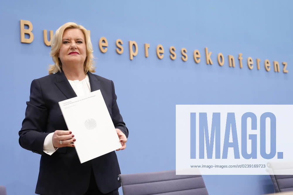 Bundespressekonferenz - Vorstellung des Jahresberichtes 2022 der Wehrbeauftragten Aktuell,14.03.2023, Berlin, Eva Hoegl, Wehrbeauftragte des Deutschen Bundestages mit dem Bericht in der Hand bei der Vorstellung des Jahresberichtes 2022 der Wehrbeauftragten in der Bundespressekonferenz Berlin Berlin Deutschland