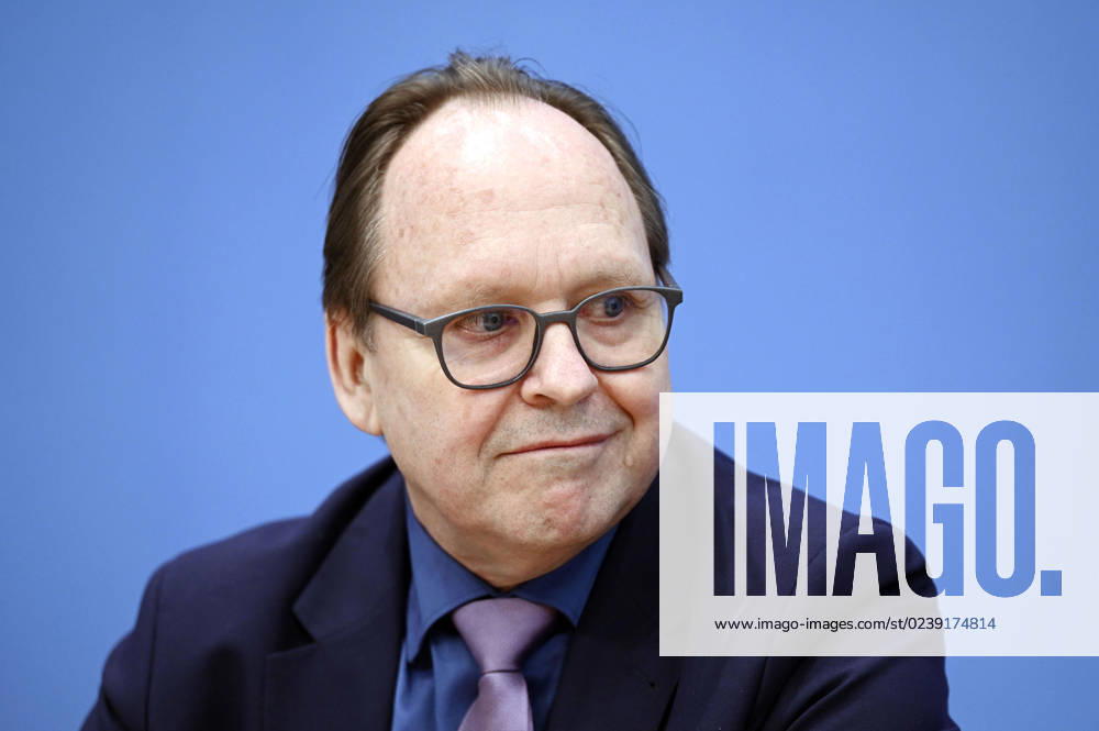 Hans-Ulrich Gerland bei der Bundespressekonferenz zur Vorstellung des Jahresberichtes 2022 im Haus der Bundespressekonferenz. Berlin