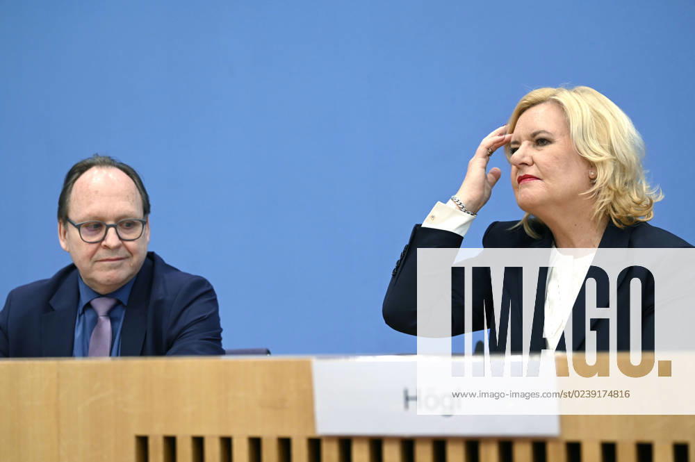 Hans-Ulrich Gerland und Eva Högl bei der Bundespressekonferenz zur Vorstellung des Jahresberichtes 2022 im Haus der Bundespressekonferenz. Berlin
