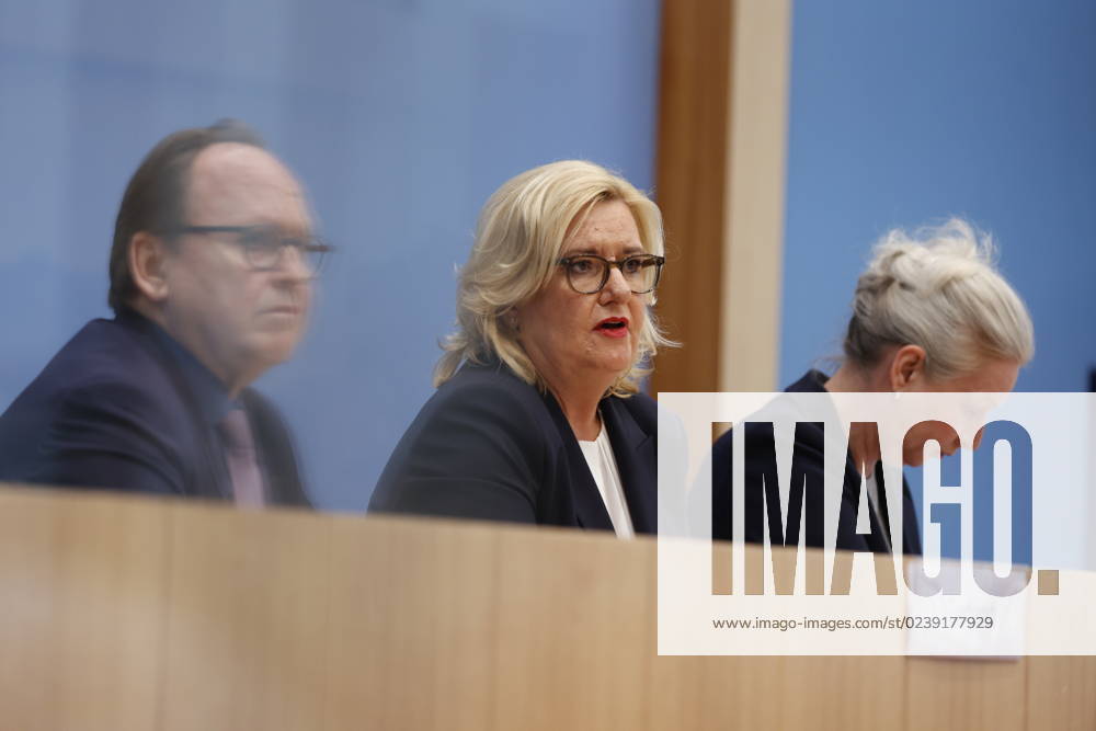Hans-Ulrich Gerland, Leitender Beamter, Eva Högl, Wehrbeauftragte des Deutschen Bundestages, Deutschland, Berlin, Bundespressekonferenz, Thema: Vorstellung des Jahresberichtes 2022