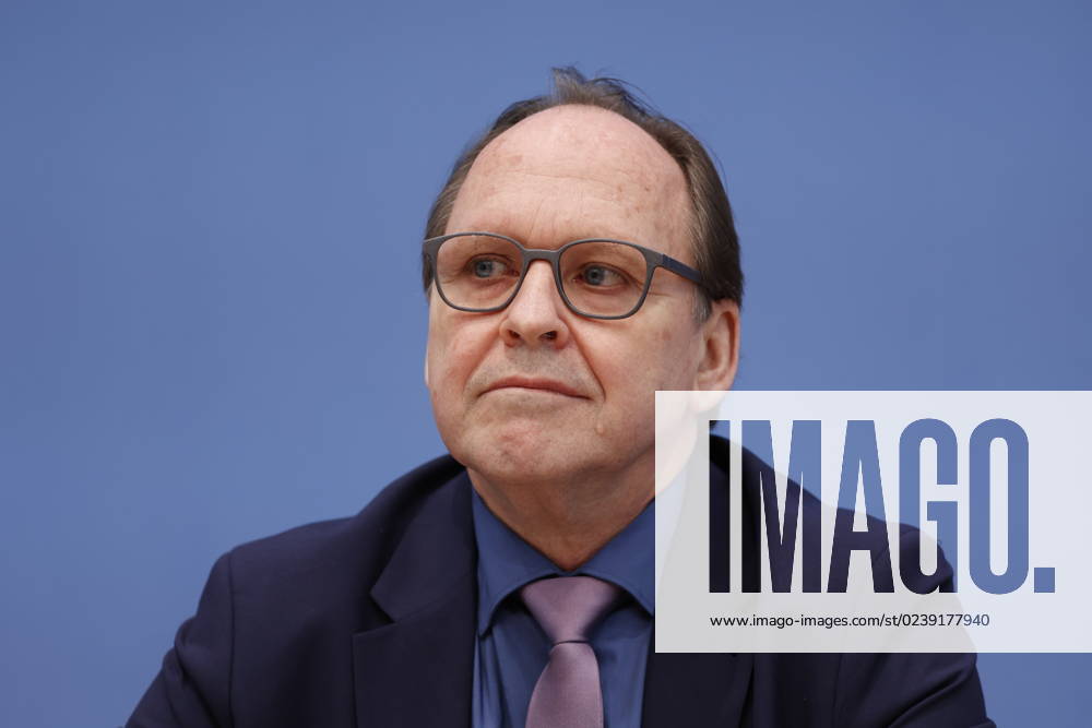 Hans-Ulrich Gerland, Leitender Beamter, Deutschland, Berlin, Bundespressekonferenz, Thema: Vorstellung des Jahresberichtes 2022