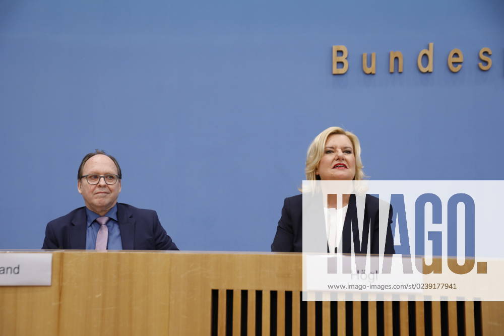 Hans-Ulrich Gerland, Leitender Beamter, Eva Högl, Wehrbeauftragte des Deutschen Bundestages, Deutschland, Berlin, Bundespressekonferenz, Thema: Vorstellung des Jahresberichtes 2022