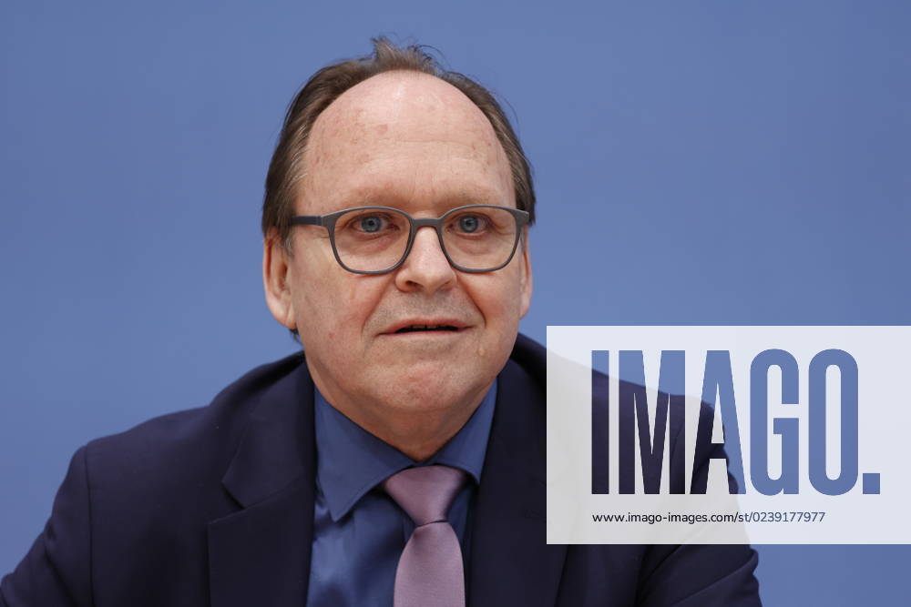 Hans-Ulrich Gerland, Leitender Beamter, Deutschland, Berlin, Bundespressekonferenz, Thema: Vorstellung des Jahresberichtes 2022
