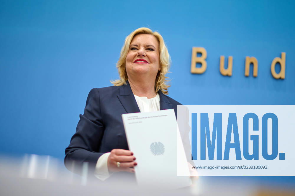 Wehrbeauftragte des Bundestages, Eva Hoegl (Högl, SPD), stellte am 14.03.2023 ihren Jahresbericht 2022 in Berlin vor. Die Wehrbeauftragte ist nach Artikel 45b des Grundgesetzes als Hilfsorgan des Bundestages bei der parlamentarischen Kontrolle der Streitkraefte taetig. Sie ist dabei weder Mitglied des Bundestags noch Beamtin. Die Wahrung der Grundrechte der Soldatinnen und Soldaten gehoert ebenfalls zu den Aufgaben. Einmal im Jahr legt sie dem Bundestag einen umfassenden Bericht vor. (Siehe epd-Meldung vom 14.03.2023)