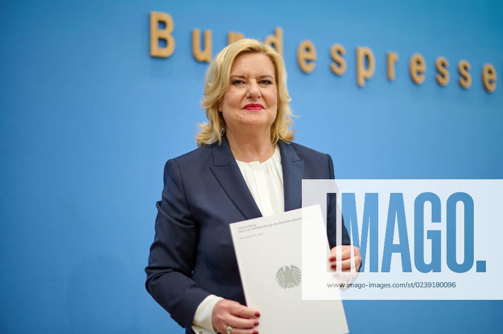 Wehrbeauftragte des Bundestages, Eva Hoegl (Högl, SPD), stellte am 14.03.2023 ihren Jahresbericht 2022 in Berlin vor. Die Wehrbeauftragte ist nach Artikel 45b des Grundgesetzes als Hilfsorgan des Bundestages bei der parlamentarischen Kontrolle der Streitkraefte taetig. Sie ist dabei weder Mitglied des Bundestags noch Beamtin. Die Wahrung der Grundrechte der Soldatinnen und Soldaten gehoert ebenfalls zu den Aufgaben. Einmal im Jahr legt sie dem Bundestag einen umfassenden Bericht vor. (Siehe epd-Meldung vom 14.03.2023)