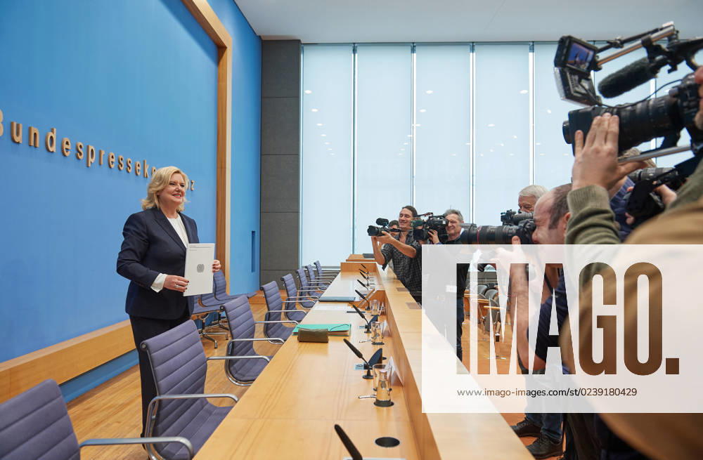 Wehrbeauftragte des Bundestages, Eva Hoegl (Högl, SPD), stellte am 14.03.2023 ihren Jahresbericht 2022 in Berlin vor. Die Wehrbeauftragte ist nach Artikel 45b des Grundgesetzes als Hilfsorgan des Bundestages bei der parlamentarischen Kontrolle der Streitkraefte taetig. Sie ist dabei weder Mitglied des Bundestags noch Beamtin. Die Wahrung der Grundrechte der Soldatinnen und Soldaten gehoert ebenfalls zu den Aufgaben. Einmal im Jahr legt sie dem Bundestag einen umfassenden Bericht vor. (Siehe epd-Meldung vom 14.03.2023)
