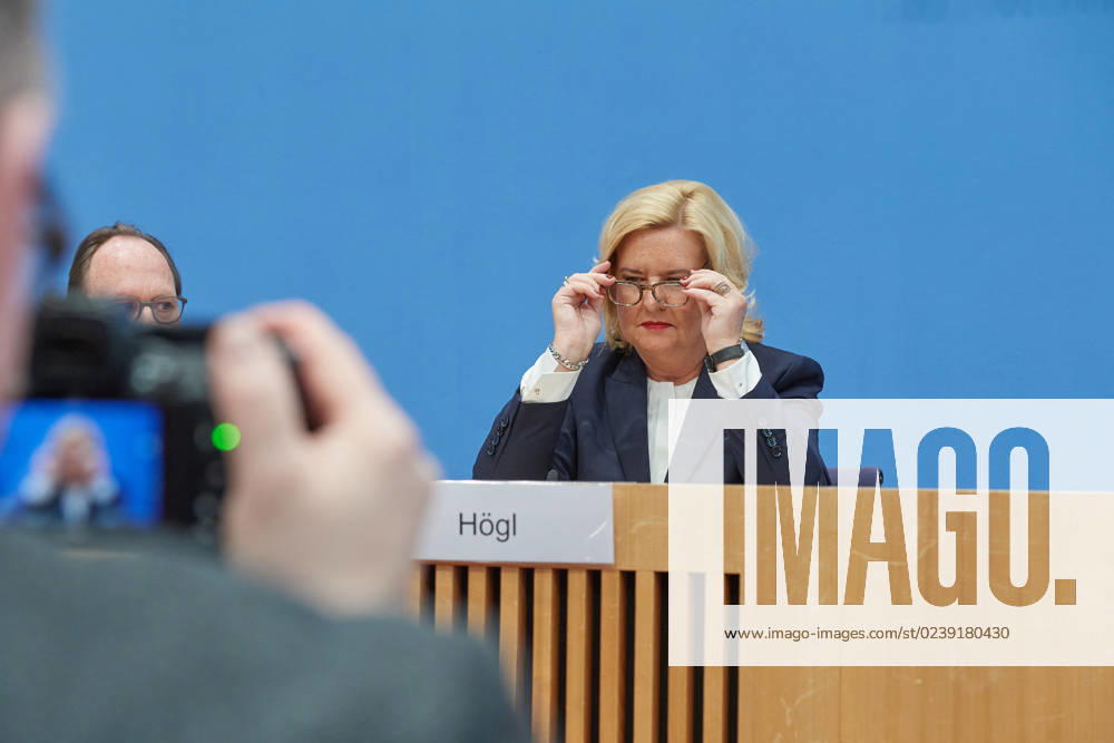 Wehrbeauftragte des Bundestages, Eva Hoegl (Högl, SPD), stellte am 14.03.2023 ihren Jahresbericht 2022 in Berlin vor. Die Wehrbeauftragte ist nach Artikel 45b des Grundgesetzes als Hilfsorgan des Bundestages bei der parlamentarischen Kontrolle der Streitkraefte taetig. Sie ist dabei weder Mitglied des Bundestags noch Beamtin. Die Wahrung der Grundrechte der Soldatinnen und Soldaten gehoert ebenfalls zu den Aufgaben. Einmal im Jahr legt sie dem Bundestag einen umfassenden Bericht vor. (Siehe epd-Meldung vom 14.03.2023)