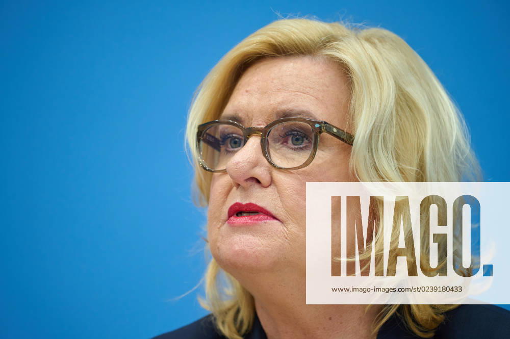Wehrbeauftragte des Bundestages, Eva Hoegl (Högl, SPD), stellte am 14.03.2023 ihren Jahresbericht 2022 in Berlin vor. Die Wehrbeauftragte ist nach Artikel 45b des Grundgesetzes als Hilfsorgan des Bundestages bei der parlamentarischen Kontrolle der Streitkraefte taetig. Sie ist dabei weder Mitglied des Bundestags noch Beamtin. Die Wahrung der Grundrechte der Soldatinnen und Soldaten gehoert ebenfalls zu den Aufgaben. Einmal im Jahr legt sie dem Bundestag einen umfassenden Bericht vor. (Siehe epd-Meldung vom 14.03.2023)