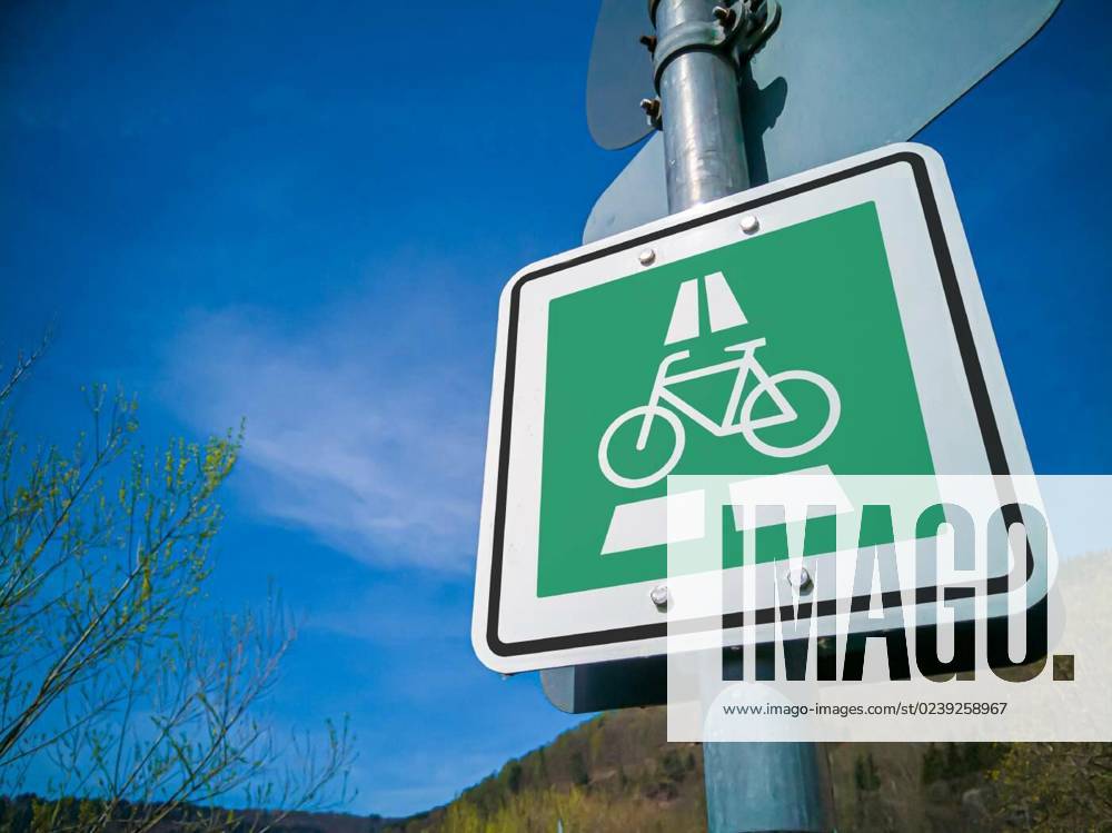 Sign showing prioritized bicycle highway, new german traffic sign indicating prioritized bicycle highway in front of light cloudy sky, new german traffic sign indicating prioritized bicycle highway in front of light cloudy sky, 09.01.2023,