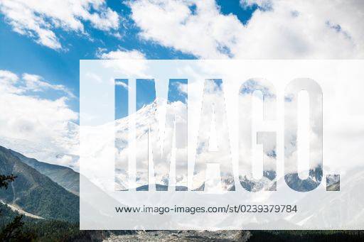 The Fairy Meadows Nanga Parbat mountains with a cloudy blue sky in the background, Pakistan *** der Elfe Wiesen Nanga Parbat Gebirge mit einer wolkig Blau Himmel ÊIn der background, Pakistans 12738996