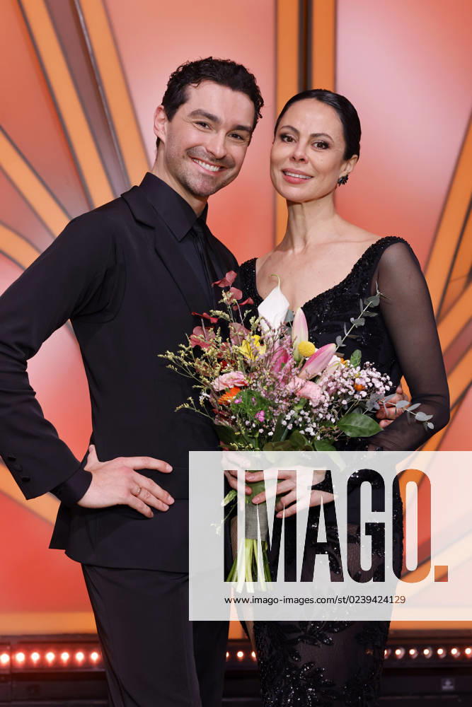 Youtuberin Natalia Yegorova und Profitänzer Andrzej Cibis posieren bei der 16. Staffel der RTL-Tanzshow Let s Dance im MMC Coloneum auf dem Parkett. Köln, 10.03.2023 NRW Deutschland