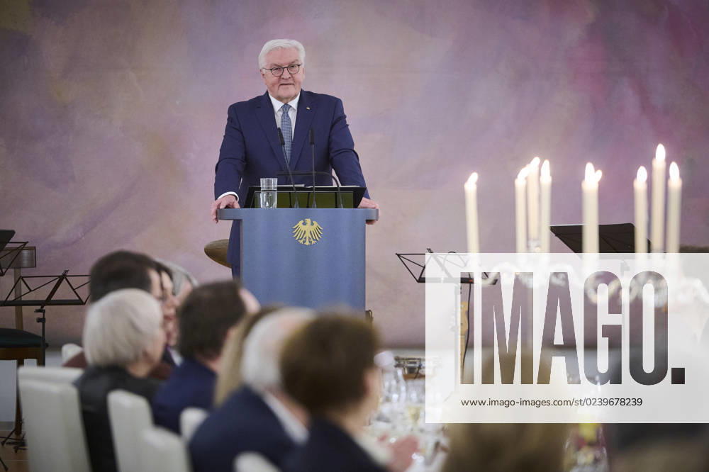 Berlin, Rede des Bundespräsidenten beim Bankett zu 175 Jahre Märzrevolution von 1848 Bundespräsident Frank-Walter Steinmeier (SPD) hält am 17.03.2023 eine Rede im Schloss Bellevue zum Auftakt eines Republikanischen Banketts im Rahmen der 175 Jahre Märzrevolution von 1848 Feierlichkeiten in Berlin. Zu den 120 Gästen zählten neben Vertretern der Gesellschaft auch Bundestagspräsidentin Bärbel Bas, Bundesratspräsident Peter Tschentscher oder die Schauspielerin Katharina Thalbach. Berlin Schloss Bellevue Berlin Deutschland