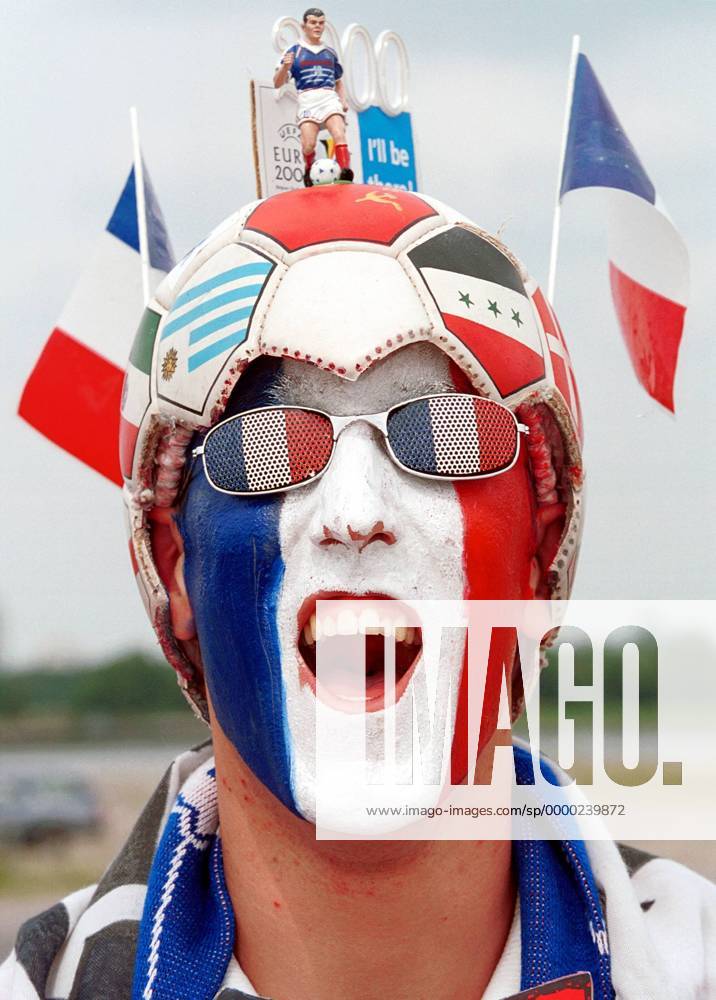 Fußball, EM Finale 2000 in Rotterdam, Frankreich - Italien 2-1 n.V. Französischer Fußballfan mit Gesichtsbemalung in den Landesfarben und einer fußballerischen Kopfbedeckung Fußball EM Herren Europameisterschaft 2000, Finale, Endspiel, Länderspiel, Nationalmannschaft, Nationalteam Porträt De Kuip Rotterdam Freude,