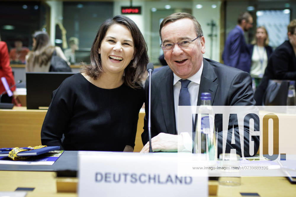 (L-R) Annalena Baerbock, Bundesaussenministerin, aufgenommen im Gespraech mit Boris Pistorius, Bundesminister der Verteidigung, vor einer Arbeitssitzung der EU-Aussen- und Verteidigungsministerinnen und -minister in Bruessel, 20.03.2023. Bruessel Belgium