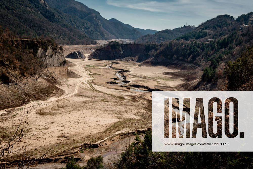 Spanien, Dürre in Katalonien March 20, 2023, Cercs, Barcelona, Spain: The almost dry riverbed of the Llobregat river while entering the reservoir of La Baells in Cercs, Barcelona Province, Spain. Water restrictions tightened further in Catalonia due to ongoing drought that has now been for 29 months and that is related to climate change and global warming. Currently, Catalan reservoirs are at 27 percent of their capacity. Cercs Spain - ZUMAb137 20230320_zap_b137_025