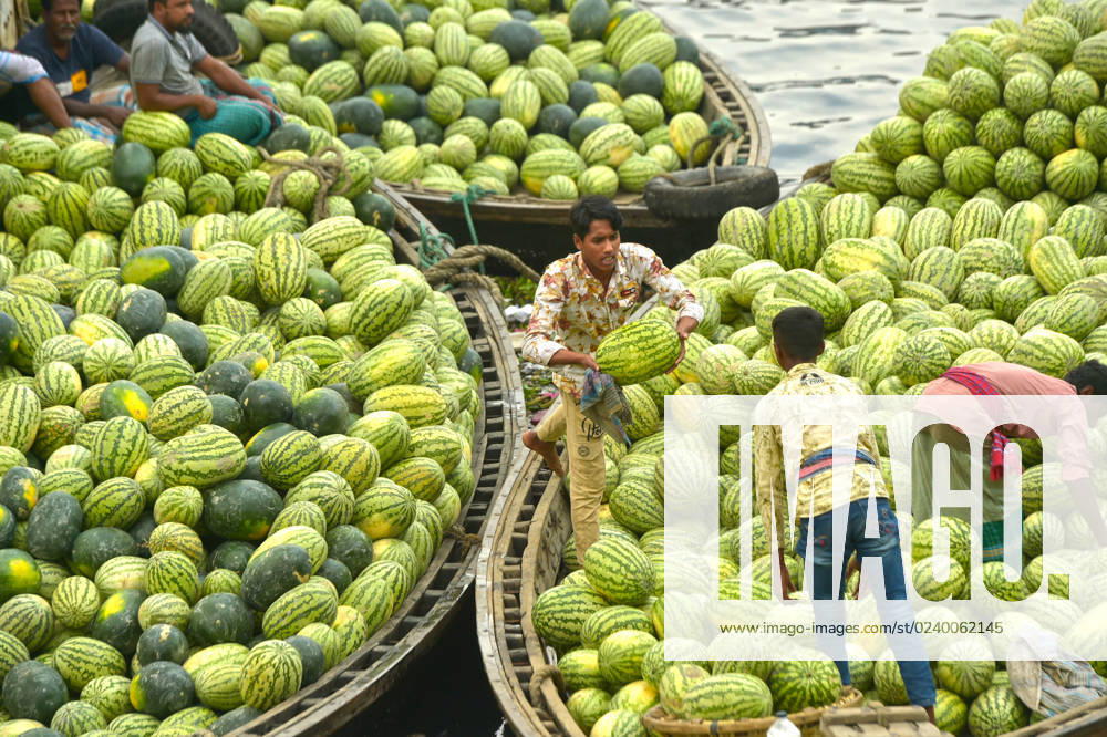 (230322) -- DHAKA, March 22, 2023 -- Vendors move watermelons on a boat near a wholesale market in Dhaka, Bangladesh, March 21, 2023. BANGLADESH-DHAKA-WATERMELON TRADE Salim