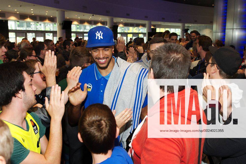 Basketball Berlin 17.05.2016 Saisonabschlussfeier mit den Fans Alex King (Alba Berlin, No.07)