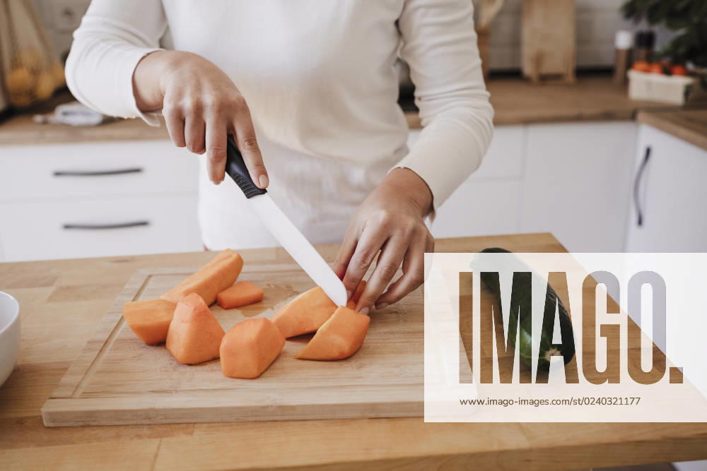 Hands of woman cutting vegetables in kitchen at home model released, Symbolfoto property released, EBBF08116