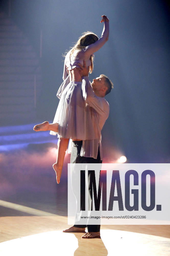 Mimi Kraus mit Mariia Maksina in der fünften Live-Show der 16. Staffel der RTL-Tanzshow Let s Dance im MMC Coloneum. Köln