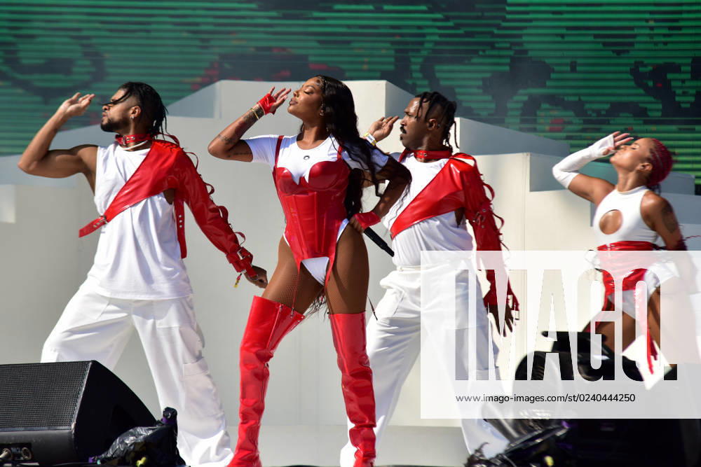 SÃO PAULO, SP - 25.03.2023: LOLLAPALOOZA BRAZIL 2023 - Show by singer Ludmilla, during a performance at Lollapalooza 2023, this Saturday (25) at the Interlagos Circuit, SP. x2353075x RobertoxCasimiro