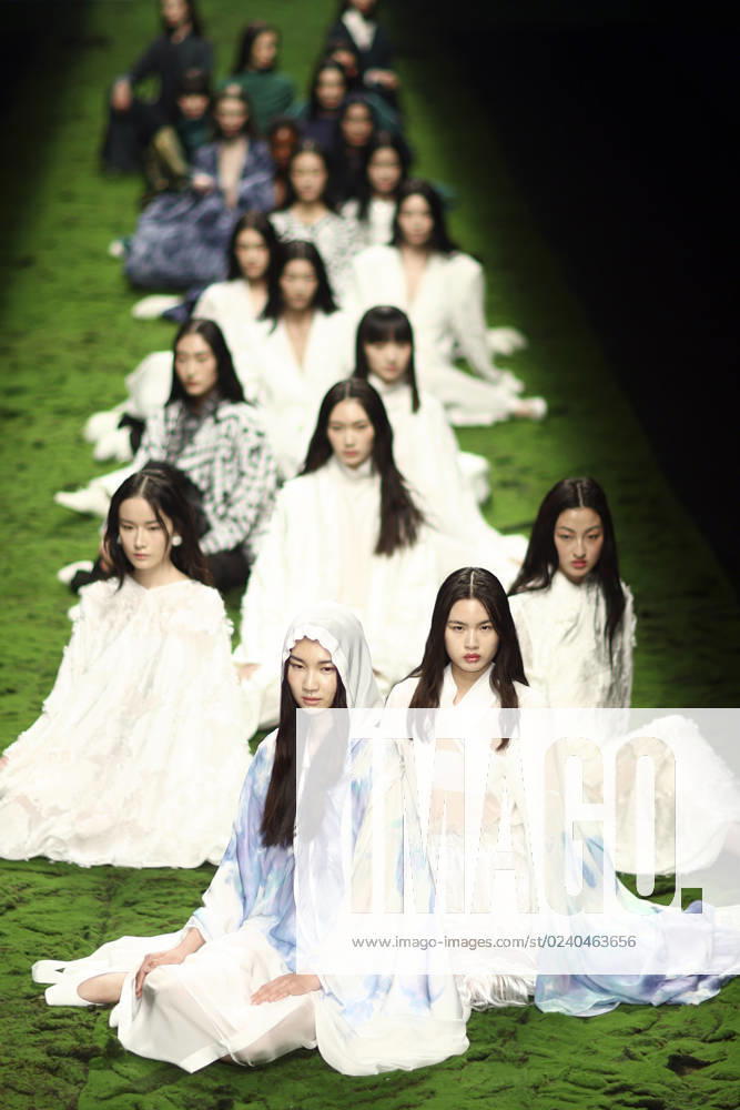 Bilder des Jahres 2023, Entertainment 03 März Entertainment Themen der Woche KW12 BEIJING, CHINA - MARCH 26: Models walk the runway at SHIJIE collection show by Chinese designer Shi Jie on day three of the 2023 Autumn Winter Shanghai Fashion Week at 751D.PARK on March 26, 2023 in Beijing, China.