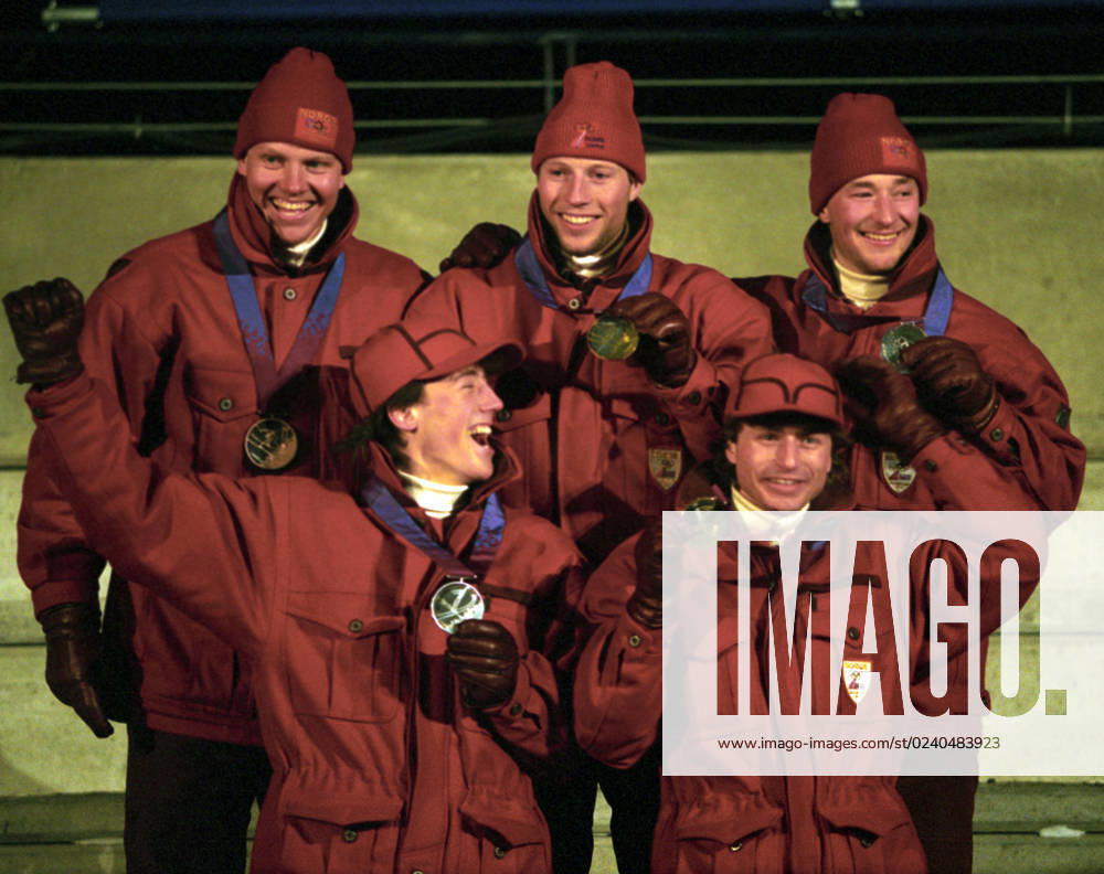 Lillehammer 19940225. Vinter-OL pa Lillehammer. Premieutdeling for Hopp K90 meter og alpin kombinasjon for menn.. Bak f.v.: Harald Chr. Strand Nilsen, Lasse Kjus og Kjetil Andre Aamodt (alpint). Foran f.v.: Lasse Ottesen og Espen Bredesen. Foto: Aleksander Nordahl NTB Lillehammer Norge Ref:_SPO_rkG4D3jNtU